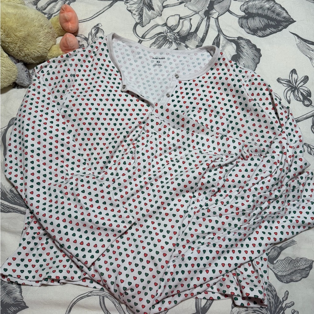 Roller Rabbit White Pajama Set with Red and Green Hearts